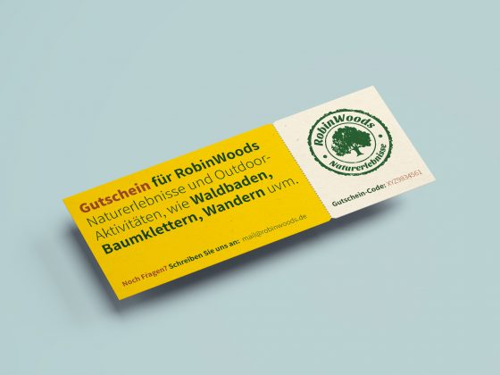 Ein Robinwoods Online-Gutschein. Geld mit Informations-Text und rechts das Logo mit dem grünen Baum.
