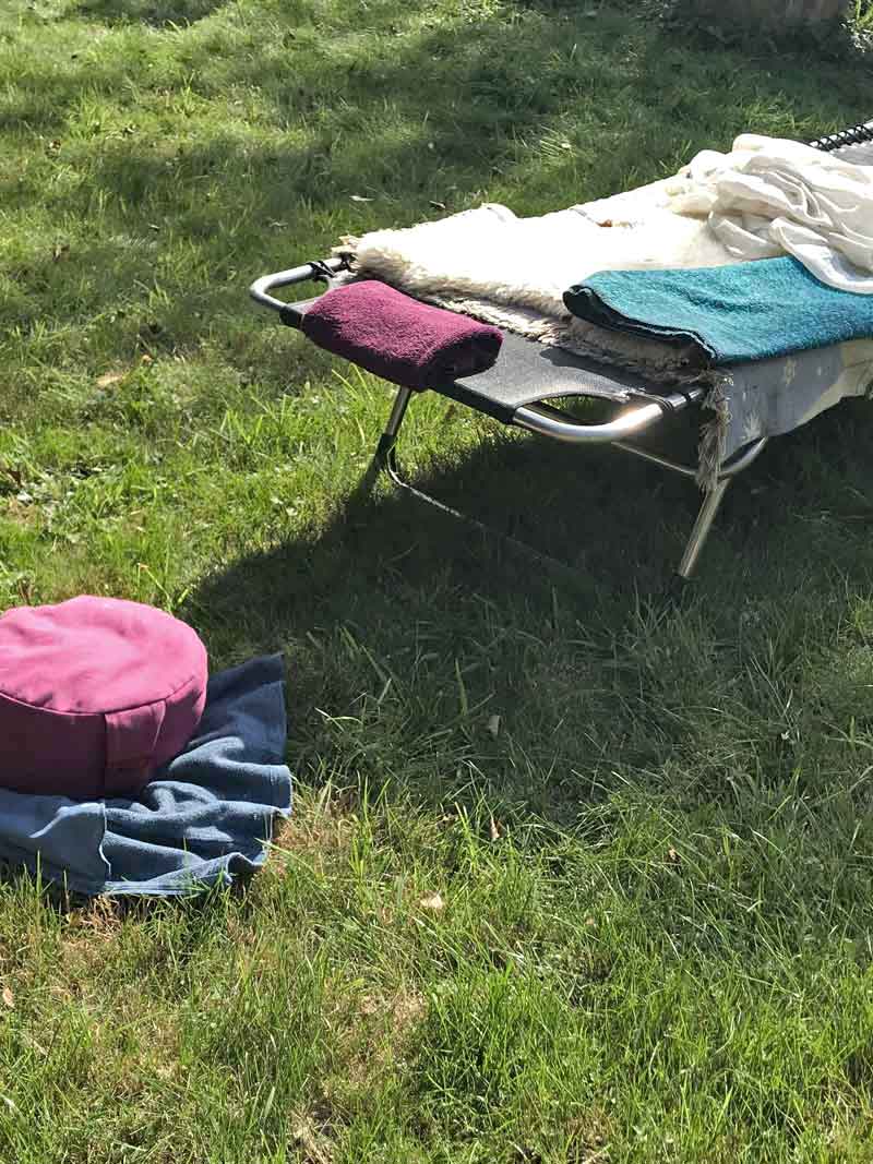 Sonnenliege mit Handtüchern bei einem Walderlebnis mit Robin Woods.