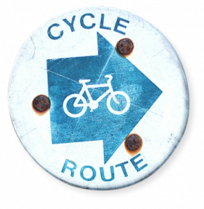 Blaues Schild als Wegweiser nach rechts für eine Fahrradtour.