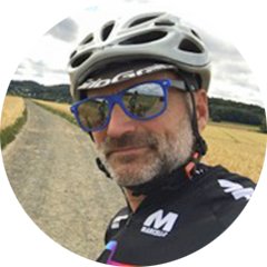 Portrait des Fahrradtour Tourguides Klaus Leven mit Fahrradhelm und Sonnenbrille von RobinsWoods.