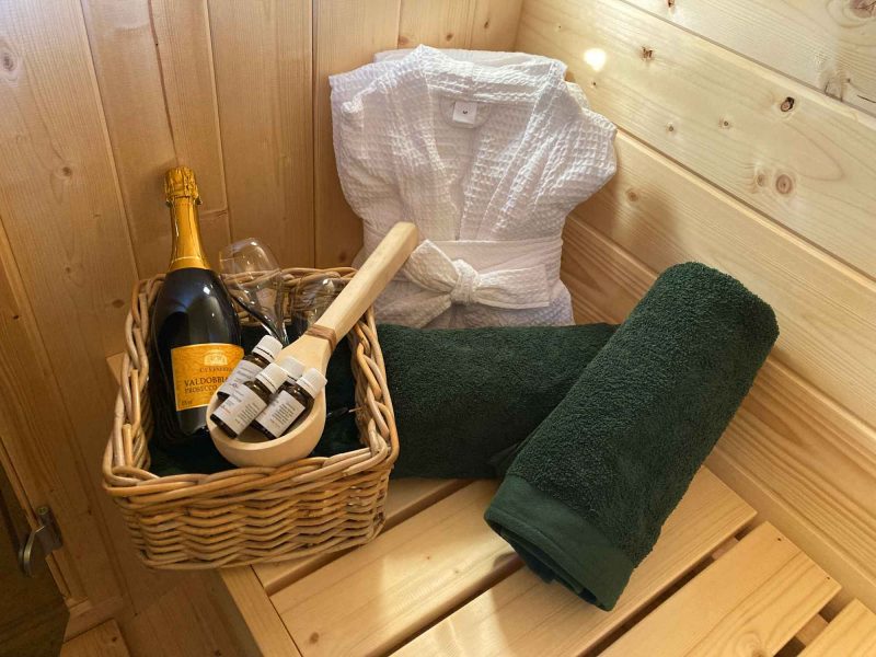 Das Urlaubsquickie Angebot mit Sektkühler und einer Flasche Prosecco, dreiteiligem Aufguss Duft Set zuzüglich Bademantel und Handtücher auf Leihbasis.