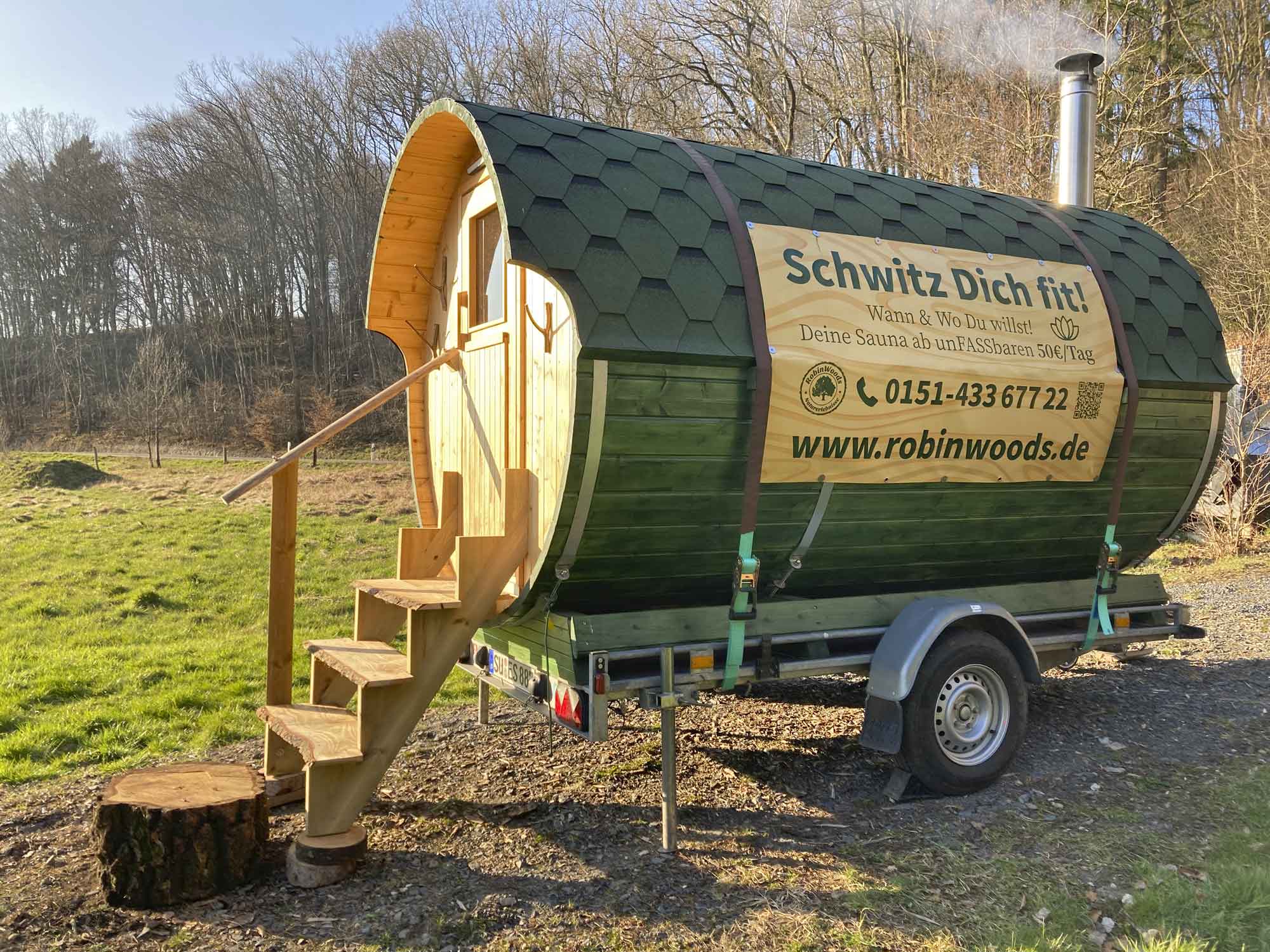 RobinWoods mobile Fass Sauna ist in Hennef und lässt sich auf seinem Anhänger prima überall hinstellen.